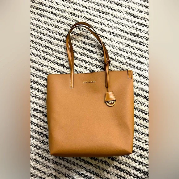 SOLD. NEW Michael Kors Large Tote Snap Close Crossbody - Picture 1 of 9